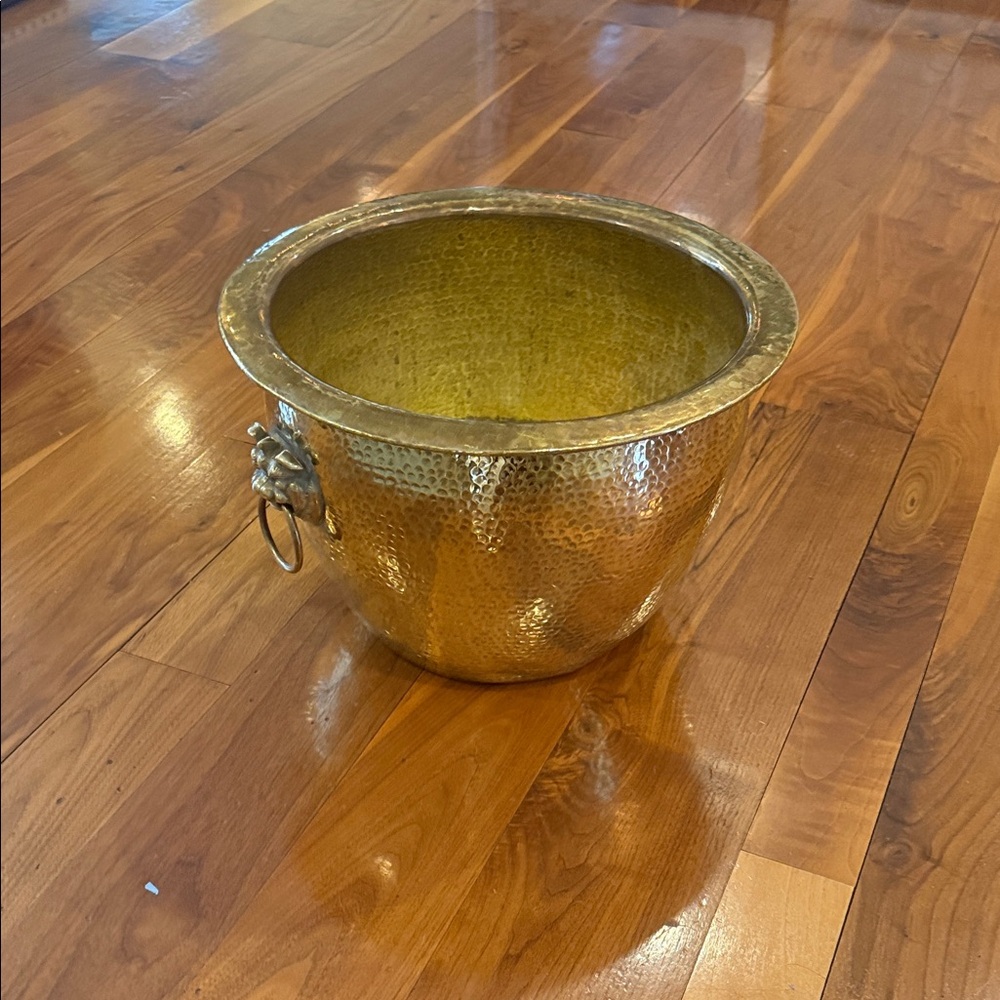 Brass Hammered Metal Foo dog Planter large. - Picture 9 of 9